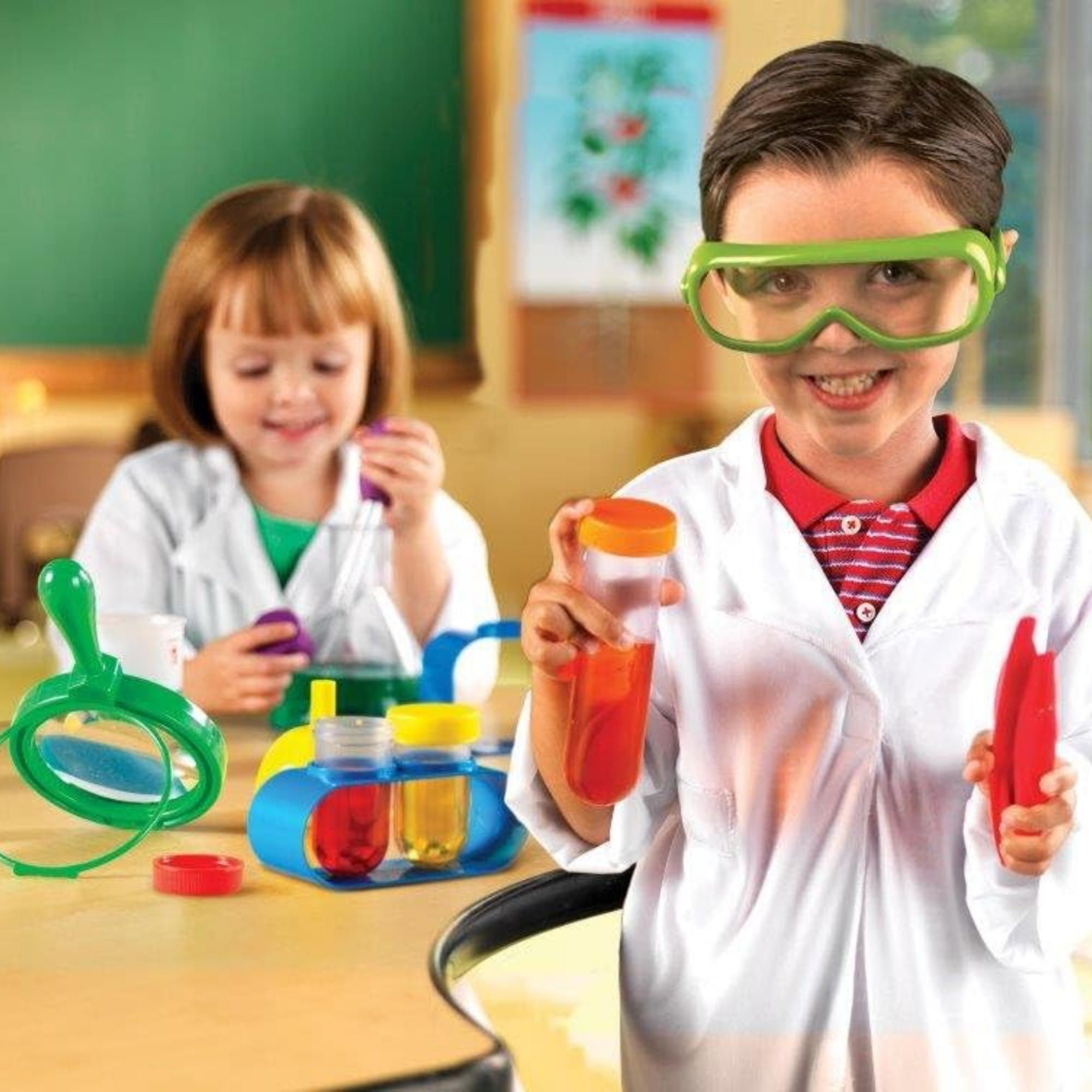 مجموعة مختبر العلوم الأساسية من Learning Resources®، أدوات علمية حقيقية للأطفال، تجارب عملية، تتضمن 10 بطاقات أنشطة، للأعمار من 3 سنوات فما فوق